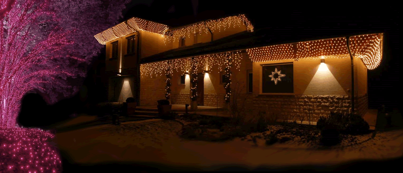 Családi házak Karácsonyi fénydekorációja