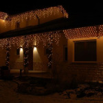 Családi házak Karácsonyi fénydekorációja
