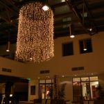 Lakiház - Karácsonyi fénydekorációja | hatalmas fényfüggöny csillár