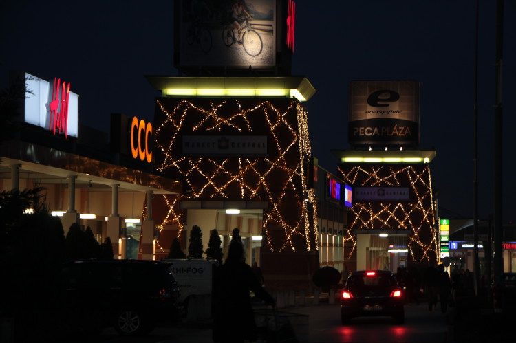 Market Central Ferihegy bevásárlópark Karácsonyi fénydekorációja - La Belle