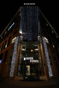 River Estates Irodaház - Karácsonyi fénydekorációja